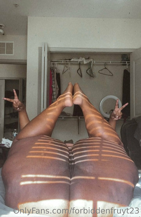 Naakte gelekte OnlyFans-foto van Forbiddenfruyt23