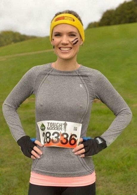Naakte gelekte OnlyFans-foto van Charlotte Hawkins