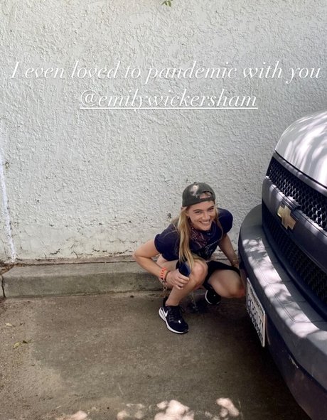 Naakte gelekte OnlyFans-foto van Emily Wickersham