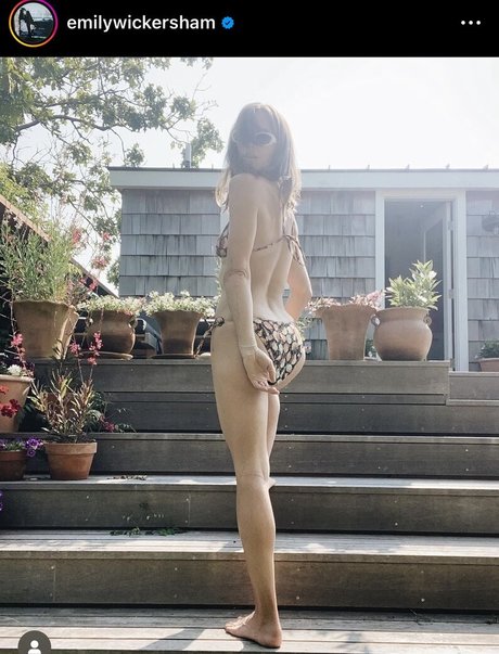 Naakte gelekte OnlyFans-foto van Emily Wickersham