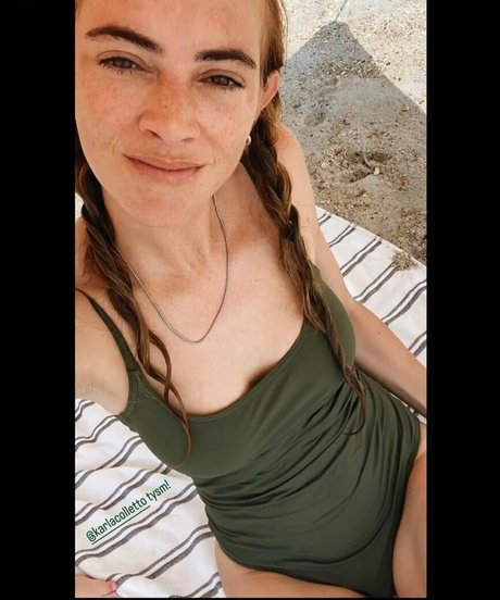 Naakte gelekte OnlyFans-foto van Emily Wickersham