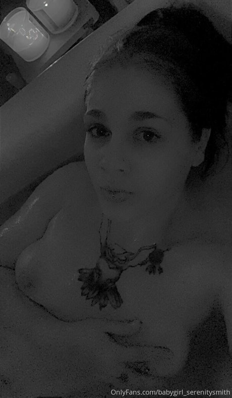 Naakte gelekte OnlyFans-foto van Serenitysapphire808