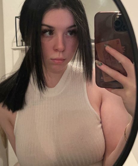 Naakte gelekte OnlyFans-foto van Eleri Evans