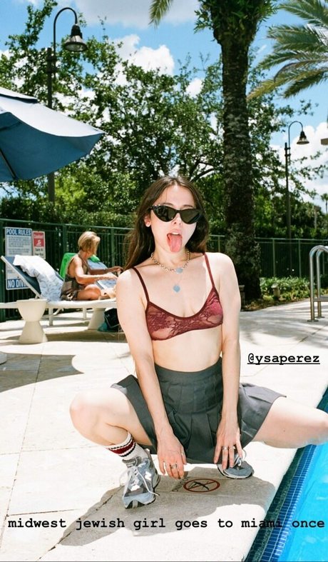Naakte gelekte OnlyFans-foto van Esther Povitsky
