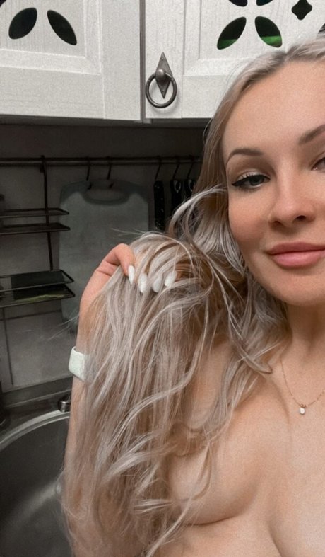 Naakte gelekte OnlyFans-foto van Milavy