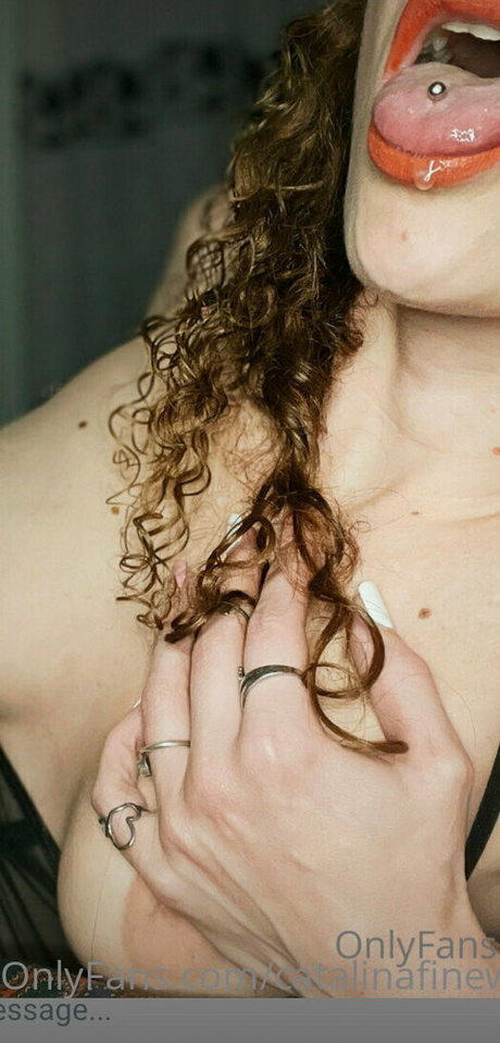 Naakte gelekte OnlyFans-foto van Catalinafinewine2023
