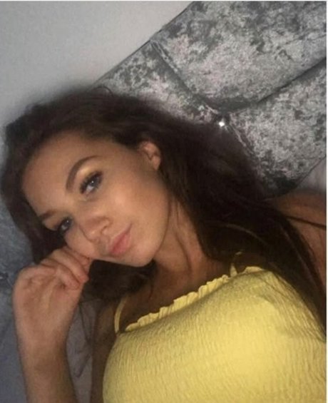 Naakte gelekte OnlyFans-foto van Elise Clayton