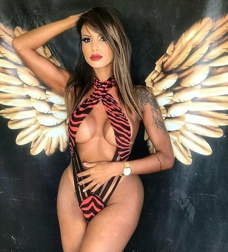 Naakte gelekte OnlyFans-foto van Carine Kishi