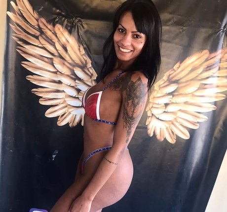 Naakte gelekte OnlyFans-foto van Carine Kishi