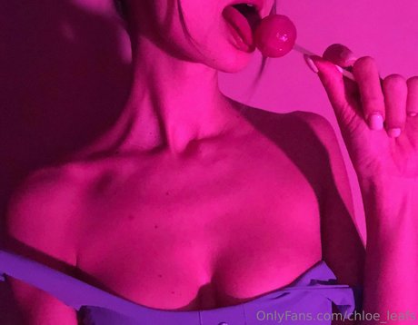 Naakte gelekte OnlyFans-foto van Chloe Leafs