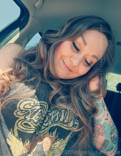 Naakte gelekte OnlyFans-foto van Littlemissjuliaxxfree