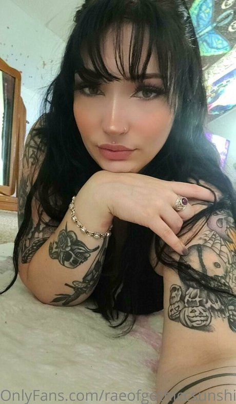 Naakte gelekte OnlyFans-foto van Raeofgothiccsunshine