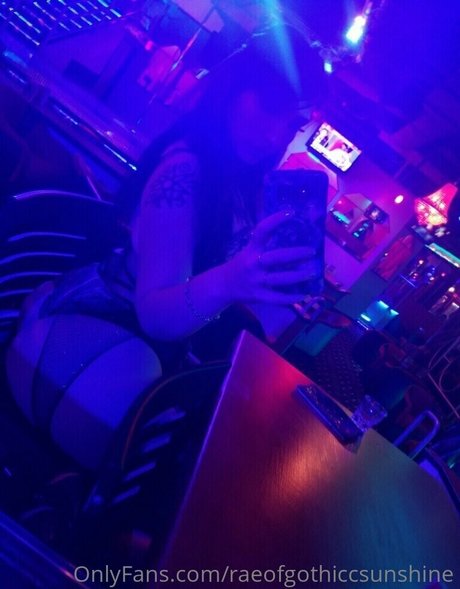 Naakte gelekte OnlyFans-foto van Raeofgothiccsunshine