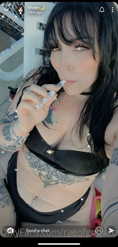 Naakte gelekte OnlyFans-foto van Raeofgothiccsunshine