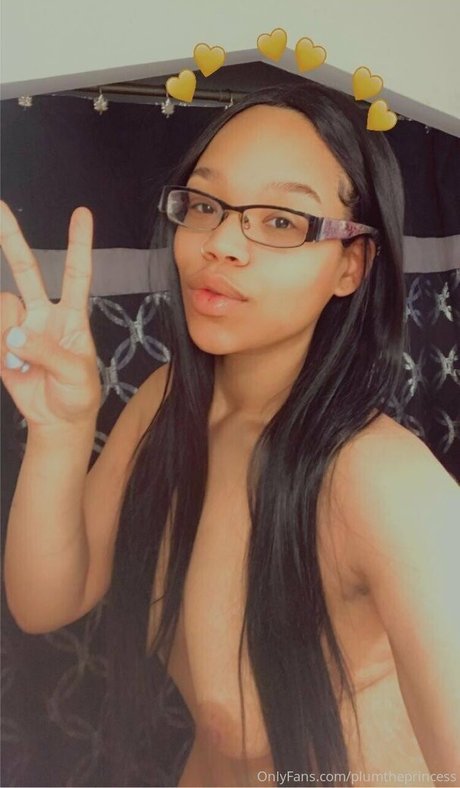 Naakte gelekte OnlyFans-foto van Plumtheprincess