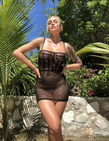 Naakte gelekte OnlyFans-foto van Alyssa Barbara