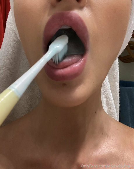 Naakte gelekte OnlyFans-foto van Alyssa Barbara