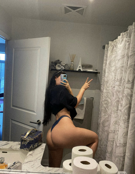 Naakte gelekte OnlyFans-foto van Sky Kristen