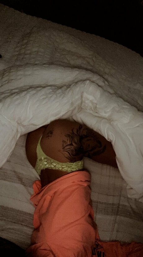Naakte gelekte OnlyFans-foto van Theonlybarbi2