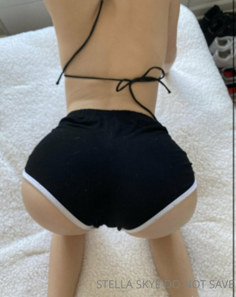 Naakte gelekte OnlyFans-foto van Girlfriendstellaskye
