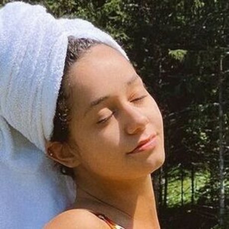 Naakte gelekte OnlyFans-foto van Lena Situations