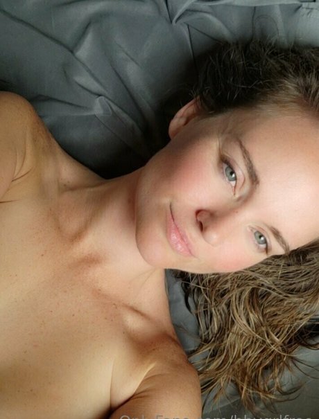 Naakte gelekte OnlyFans-foto van Bbygrlfree