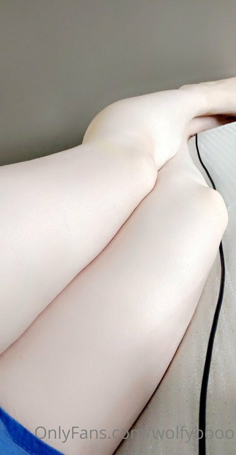 Naakte gelekte OnlyFans-foto van Wolfybooo