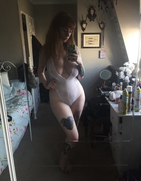 Naakte gelekte OnlyFans-foto van Hollie Rutter