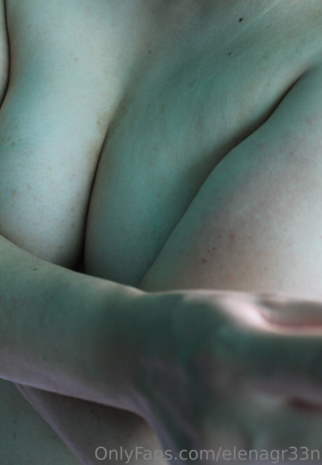 Naakte gelekte OnlyFans-foto van Elenagr33n