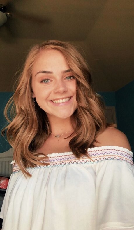 Naakte gelekte OnlyFans-foto van Lauren Mae