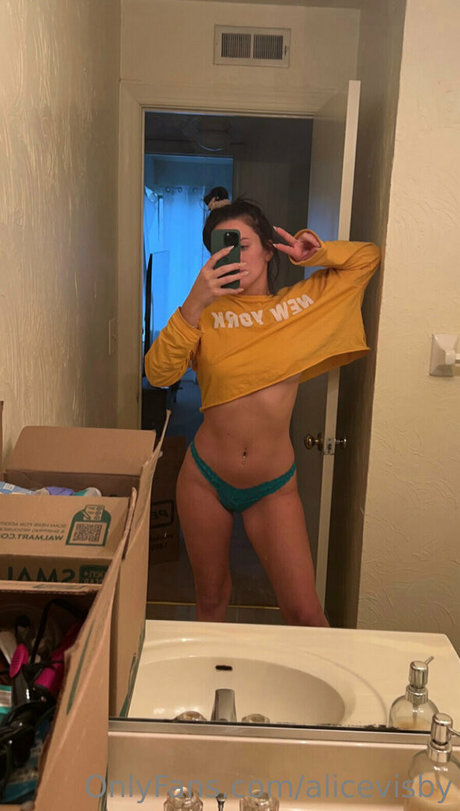 Naakte gelekte OnlyFans-foto van Alicevisby