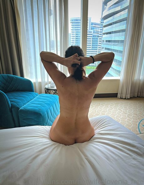 Naakte gelekte OnlyFans-foto van Hotwifesloveniafree