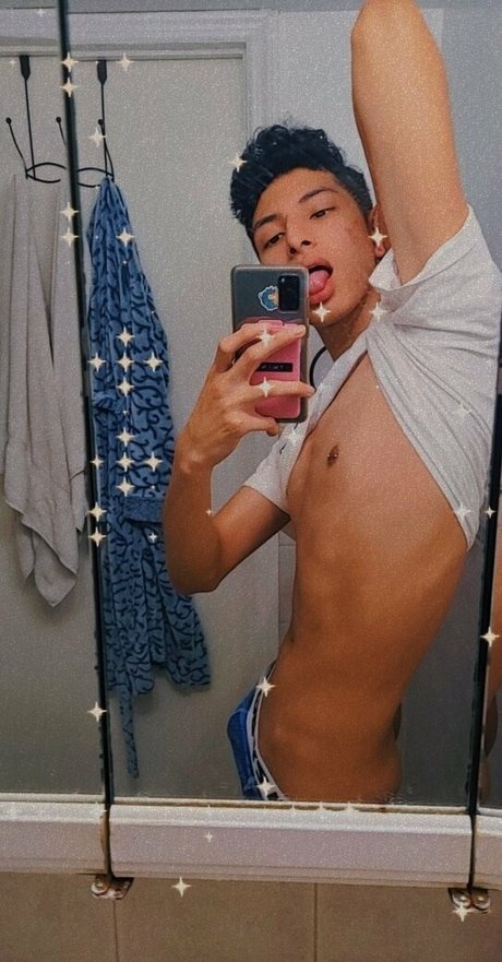 Naakte gelekte OnlyFans-foto van Twinku