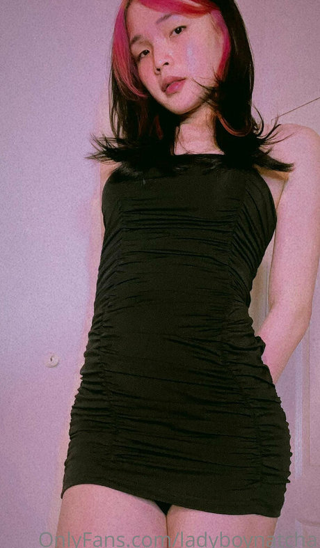 Naakte gelekte OnlyFans-foto van Ladyboynatcha