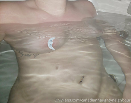 Naakte gelekte OnlyFans-foto van Canadiannaughtyneighbour