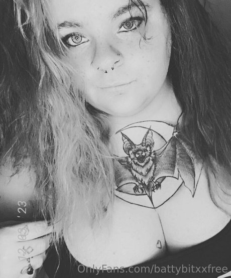Naakte gelekte OnlyFans-foto van Battybitxxfree