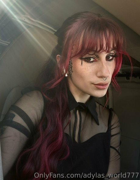 Naakte gelekte OnlyFans-foto van Adylasworld