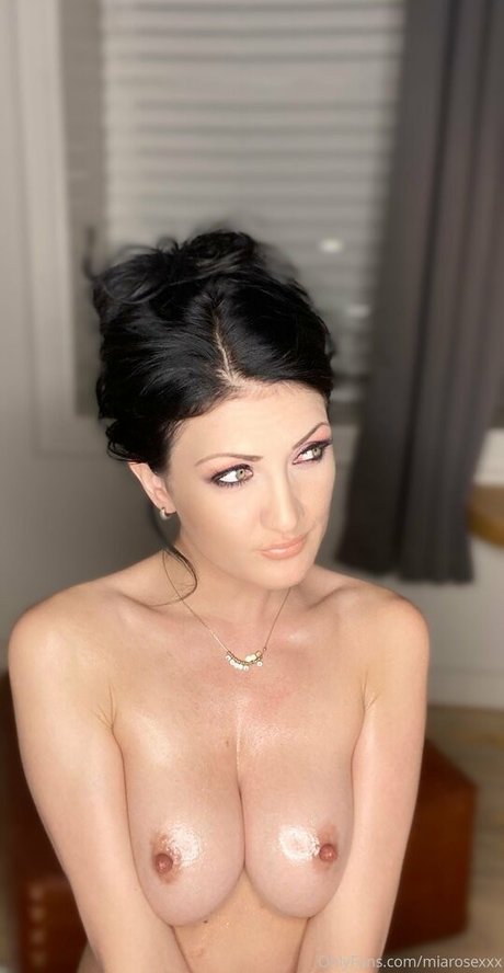 Naakte gelekte OnlyFans-foto van Miarose