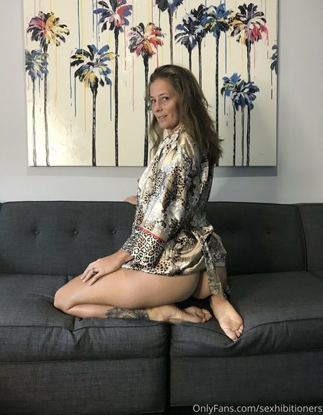 Naakte gelekte OnlyFans-foto van Sexhibitioners
