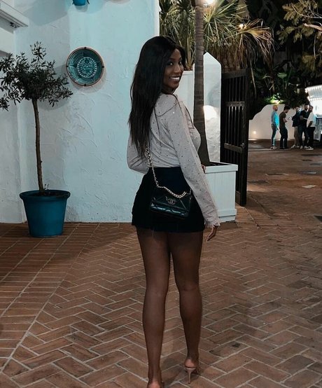 Naakte gelekte OnlyFans-foto van Ainett Stephens