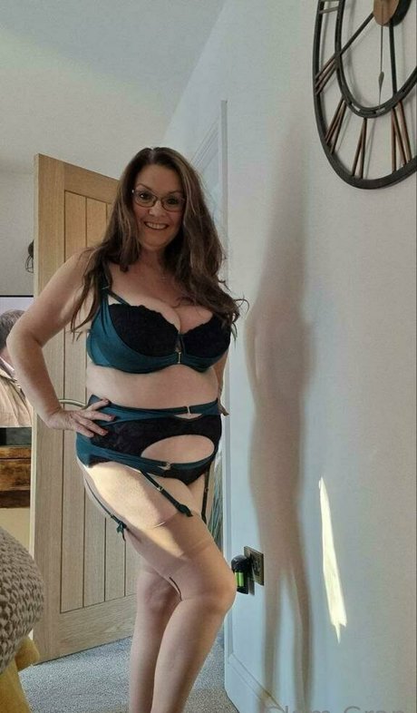 Naakte gelekte OnlyFans-foto van Glamgran56