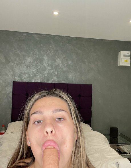 Naakte gelekte OnlyFans-foto van Teenrebe