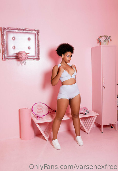 Naakte gelekte OnlyFans-foto van Varsenexfree