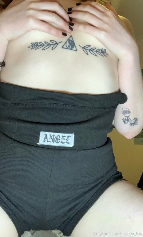 Naakte gelekte OnlyFans-foto van Frecklefox