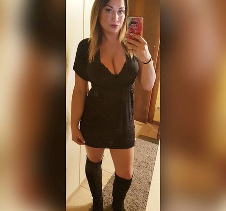 Naakte gelekte OnlyFans-foto van Curvygirl89