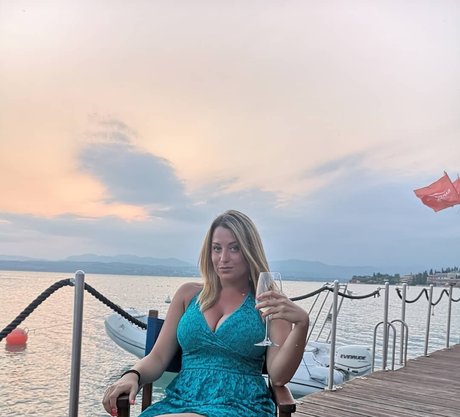 Naakte gelekte OnlyFans-foto van Curvygirl89