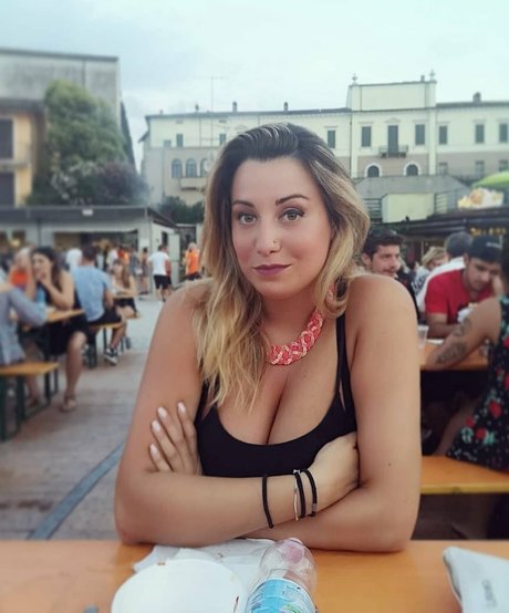 Naakte gelekte OnlyFans-foto van Curvygirl89