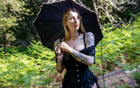 Naakte gelekte OnlyFans-foto van Laceandleashes