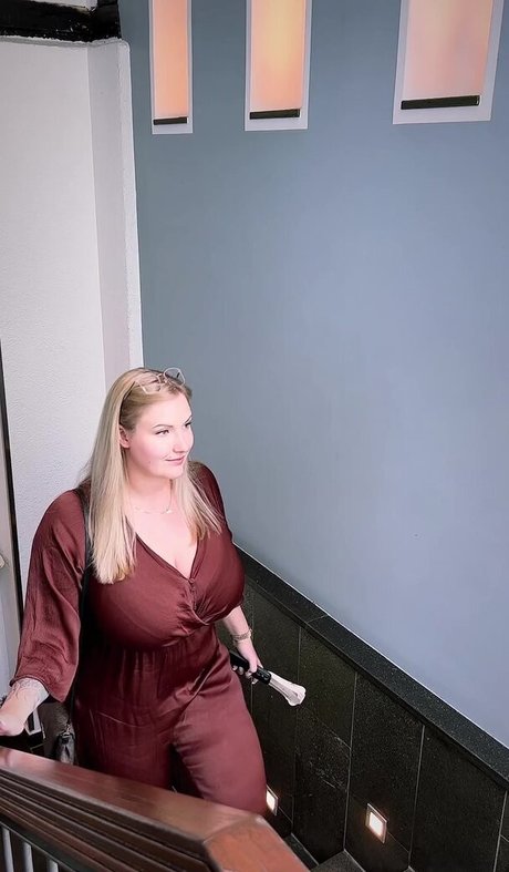 Naakte gelekte OnlyFans-foto van Kira Liv