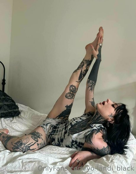 Naakte gelekte OnlyFans-foto van Yolandiblack